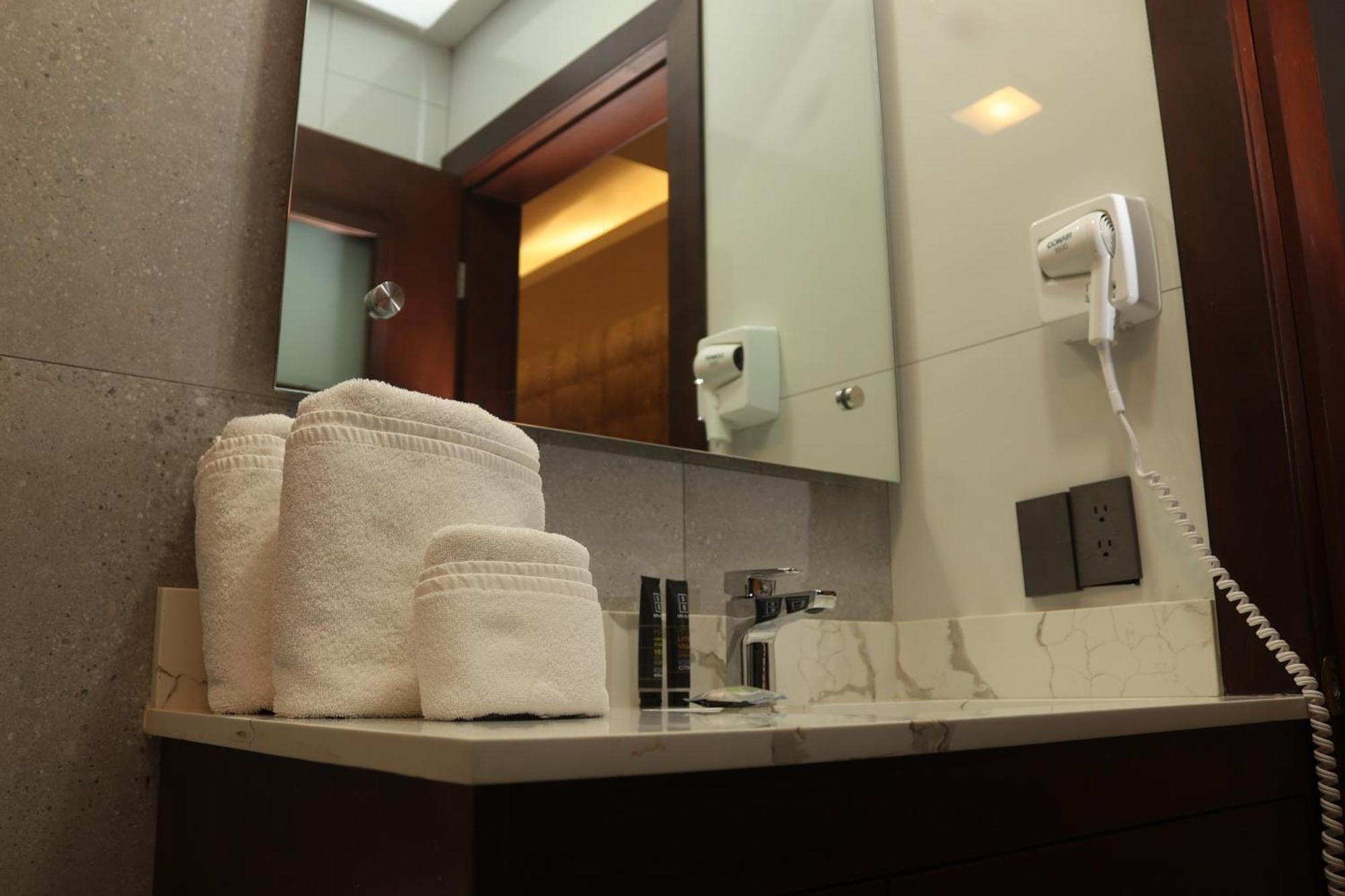 Hotel Wellintown Tijuana Bagian luar foto